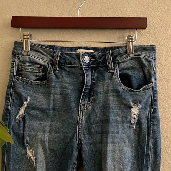 Distressed looser fit skinny jeans - Picture 2 of 6